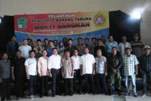 Pengurus Karang Taruna Sangkanurip foto bersama usai    pelantikan belum lama